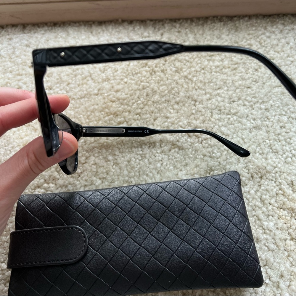 Bottega Veneta Sunglaases - Picture 5 of 9